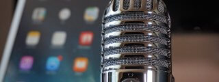 Podcast-Mikrophon vor Handy